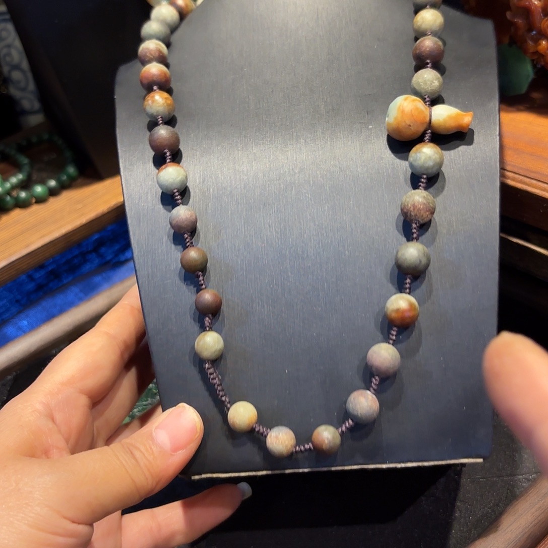 翡翠未镶嵌颈饰……