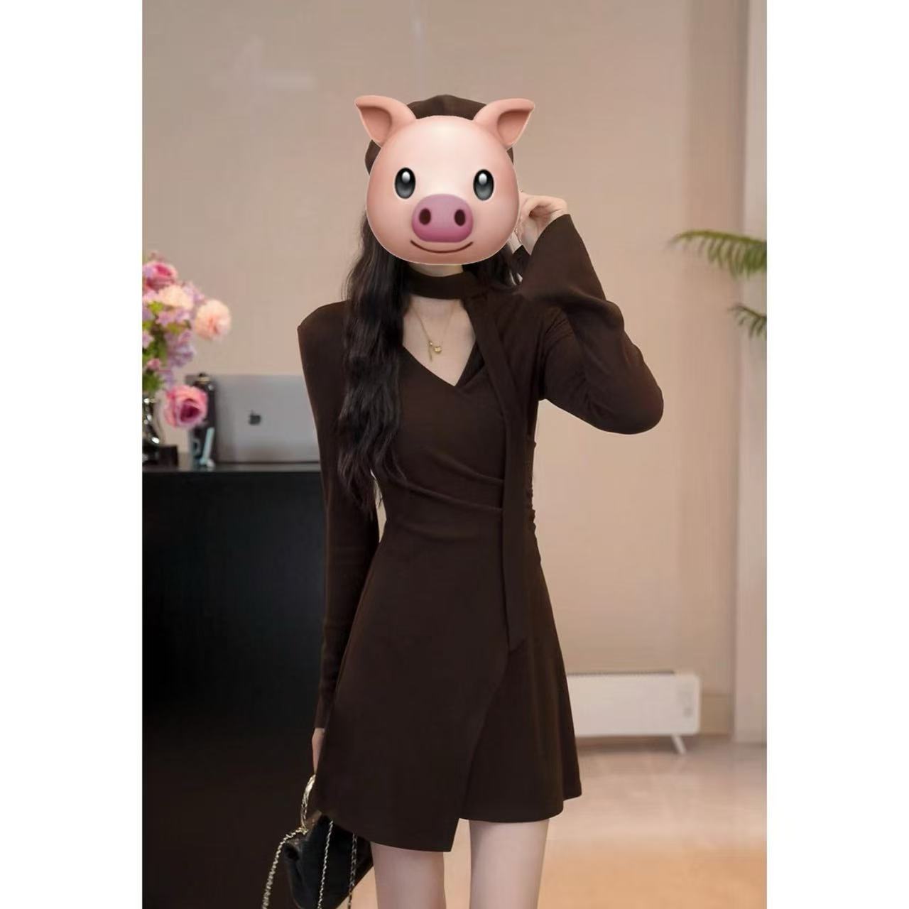 【梧桐花市】气质小众不规则交叉V领连衣裙女秋季收腰显瘦打底裙