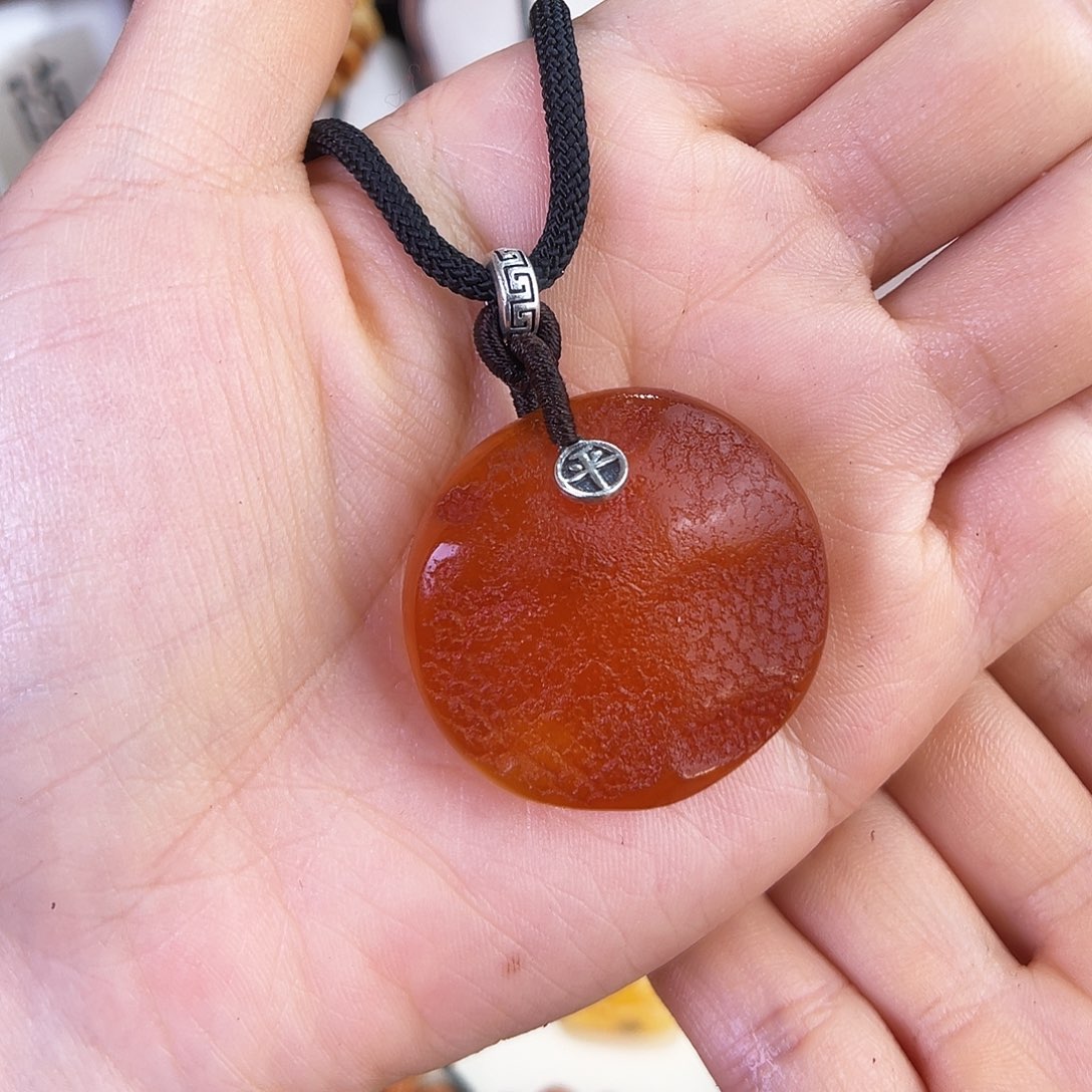 琥珀珠宝奇石未镶嵌。