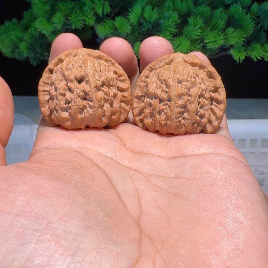 文玩核桃吊坠白狮子