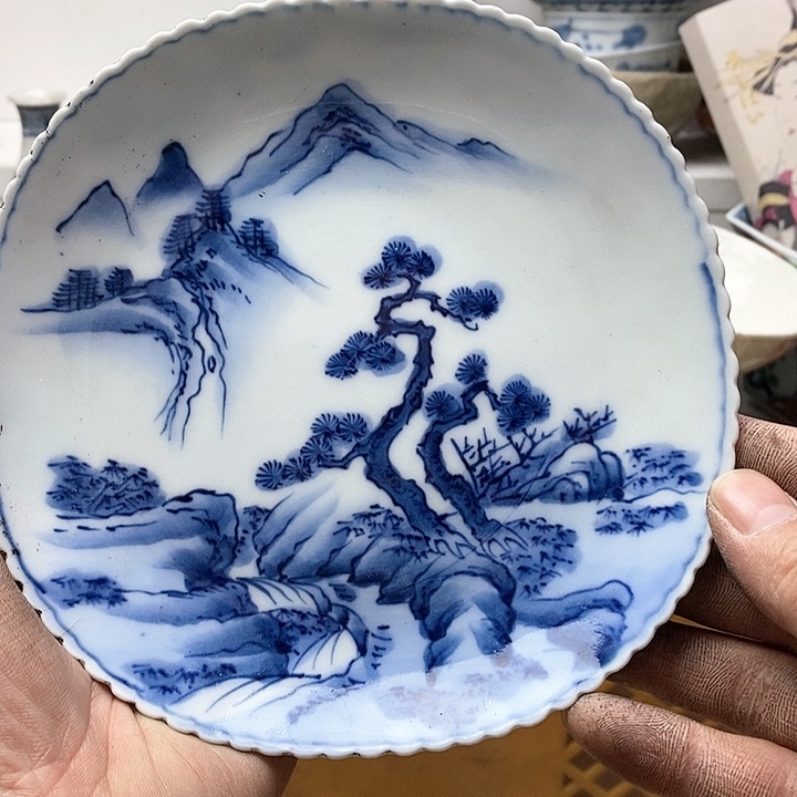 瓷片瓷器和陶器中也存在很多种类