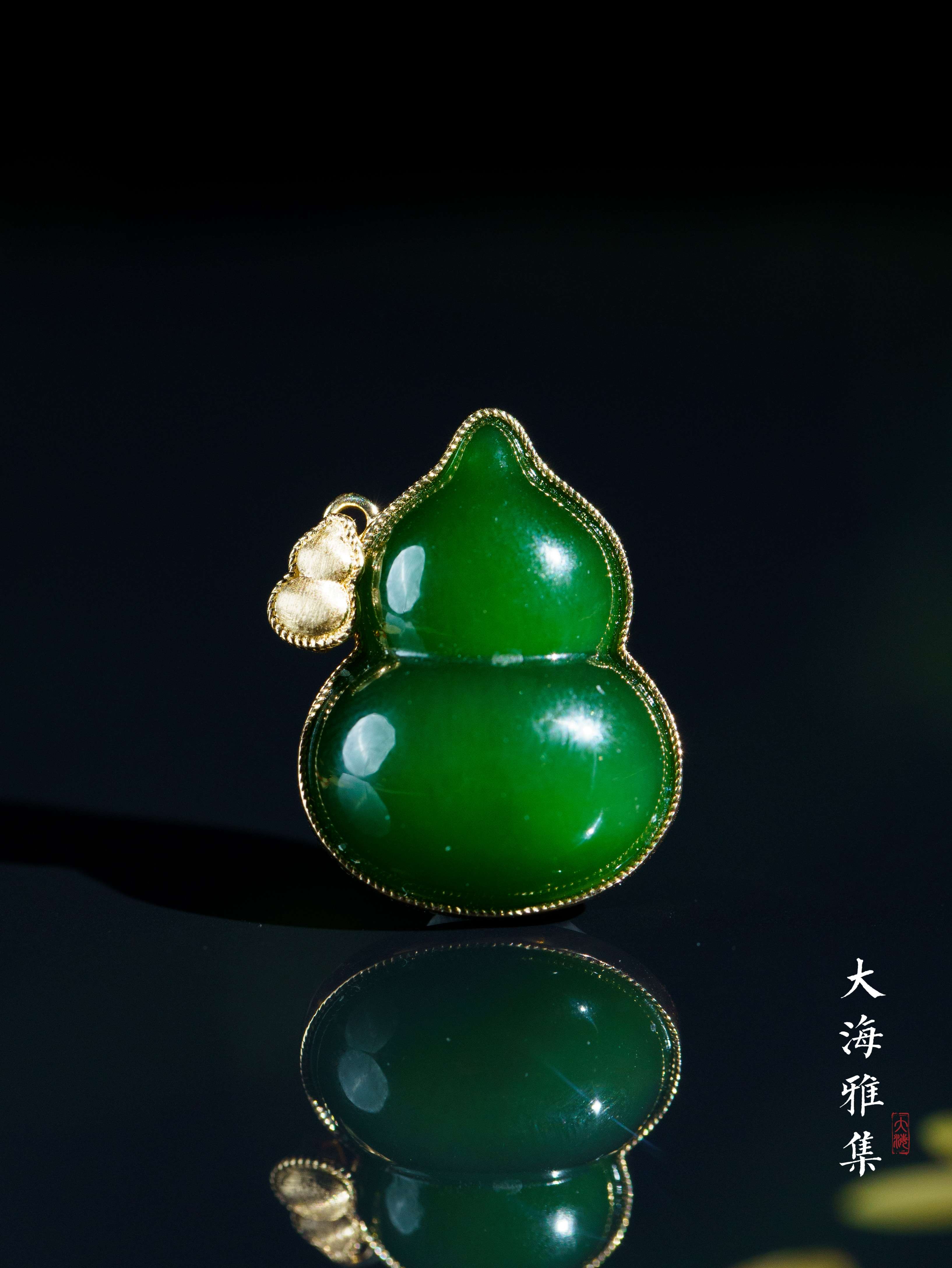 【典藏碧玉】18k金和田玉辣阳绿侧挂葫芦吊坠（小）  D3532