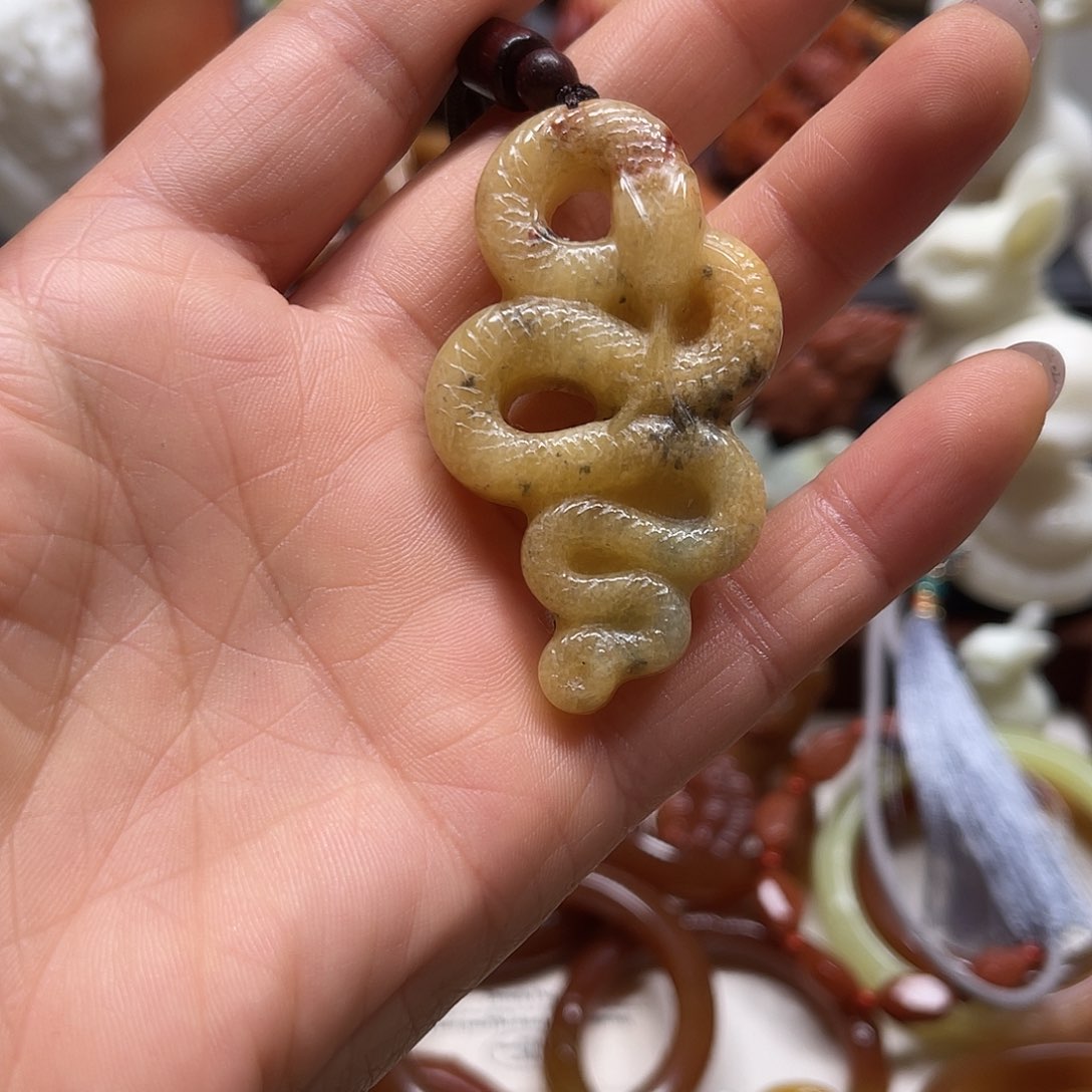 蛇纹石玉吊坠发一个未镶嵌