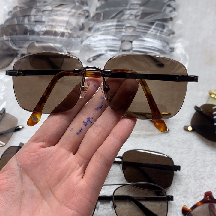 中茶色方圆款式眼镜