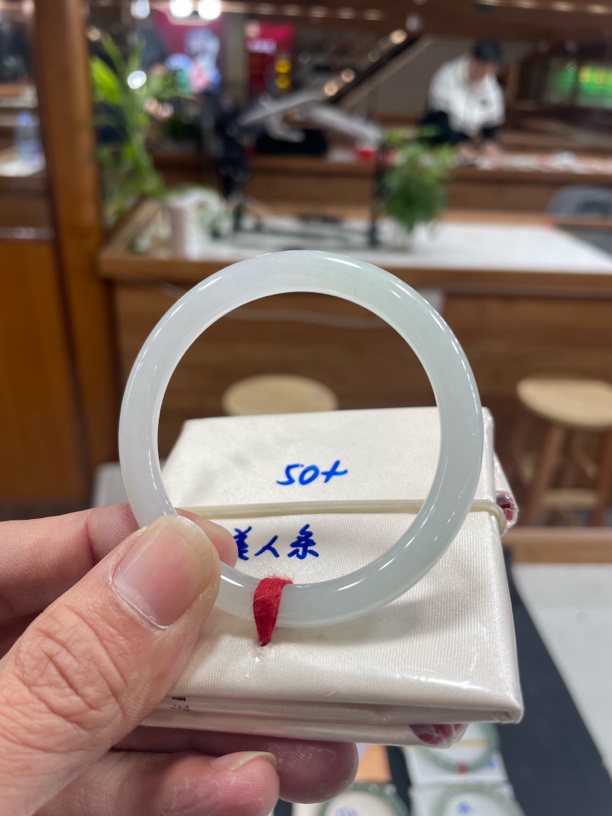 翡翠手镯未镶嵌翡翠