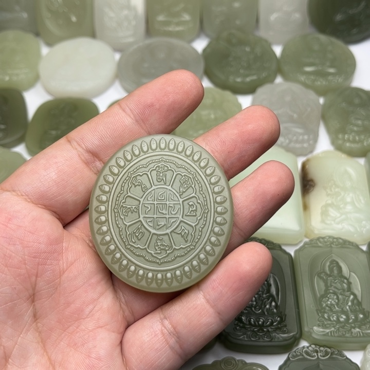 和田玉未镶嵌颈饰沧**笑