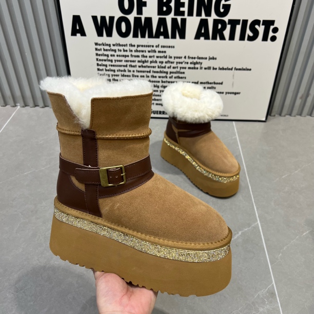 主播推荐2025年（588-1）8公分厚底中筒时尚雪地靴重工皮带雪地靴