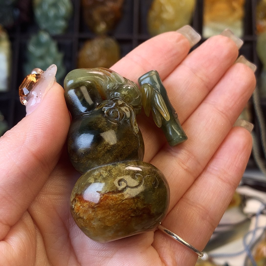 蛇纹石玉颈饰未镶嵌龙****菜