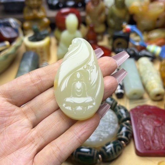 蛇纹石玉未镶嵌颈饰