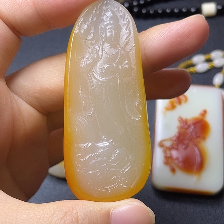 钱***量颈饰未镶嵌和田玉