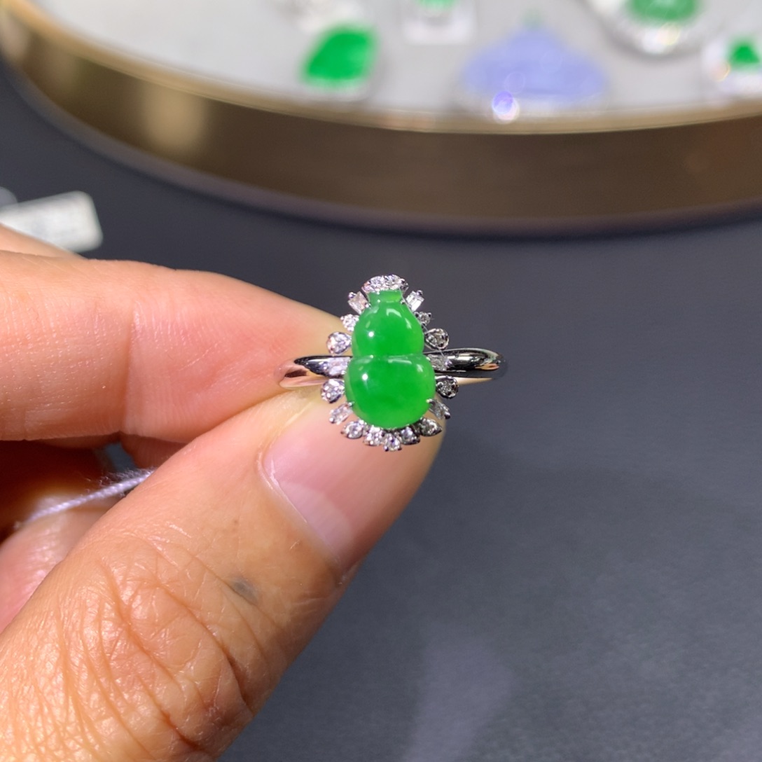 翡翠戒指18K金镶嵌翡翠