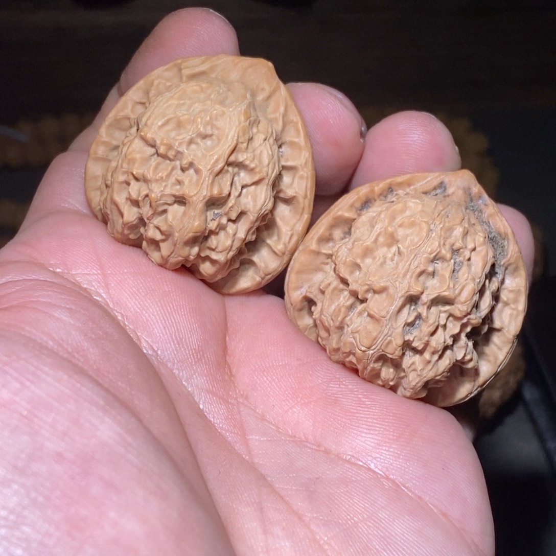 文玩核桃吊坠梨木台