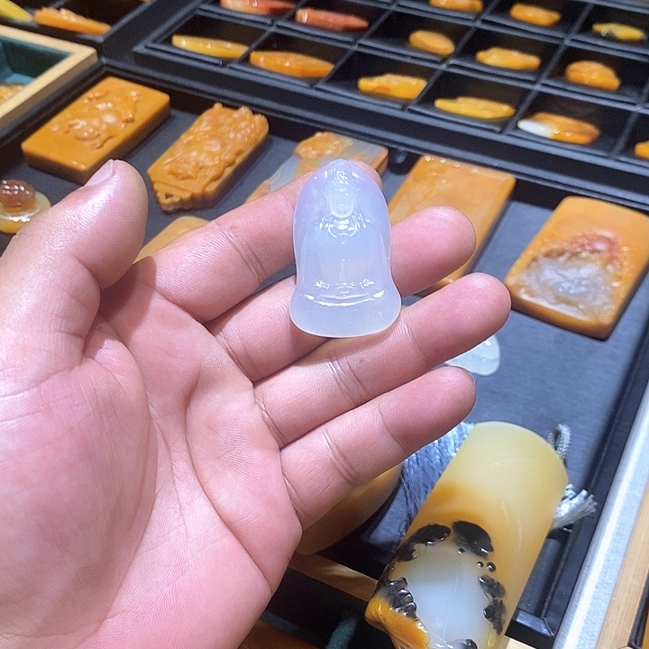 石英质玉（黄龙玉）未镶嵌颈饰