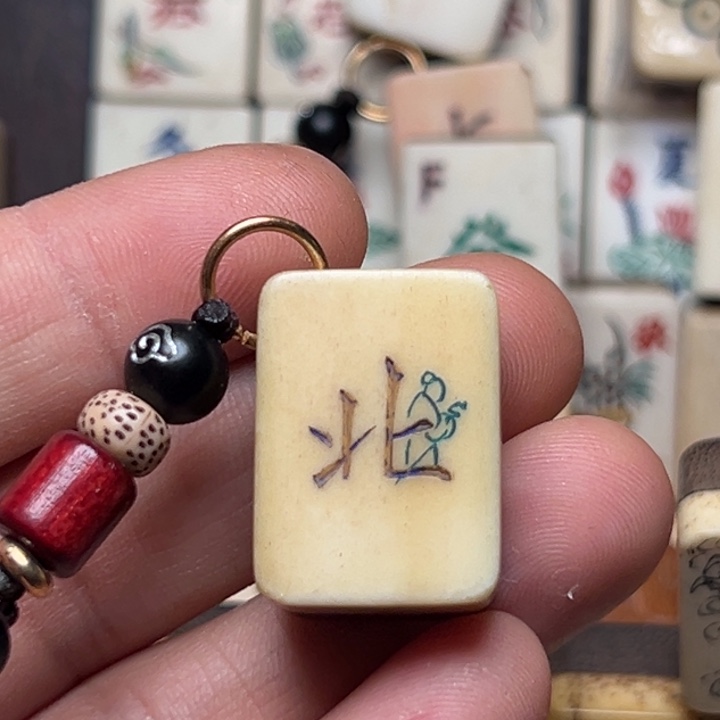 用***哥实心竹雕刻手把件