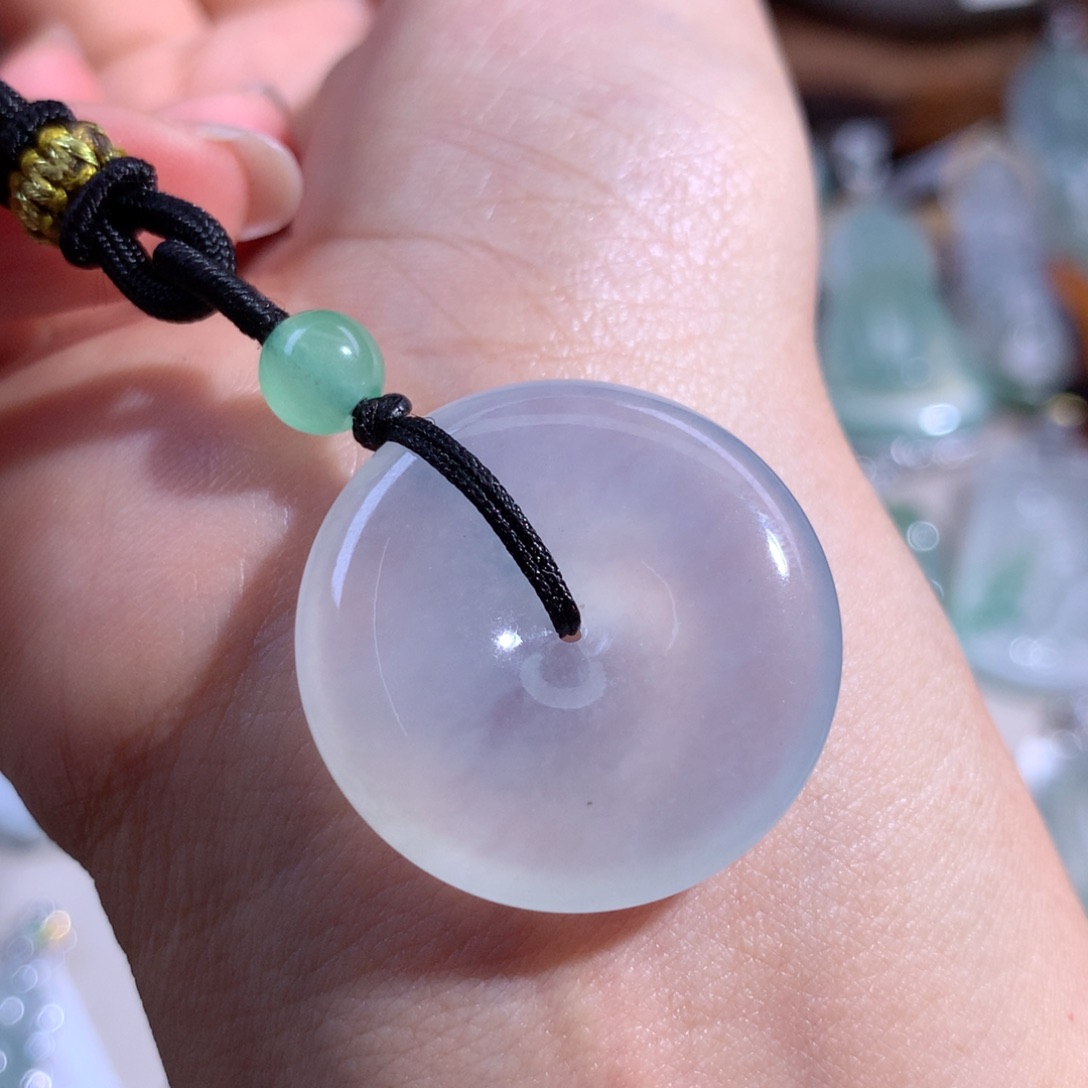 翡翠颈饰未镶嵌平安扣