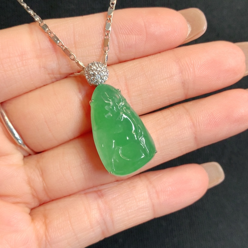 【闪购商品】颈饰18K金镶嵌翡翠小鹿