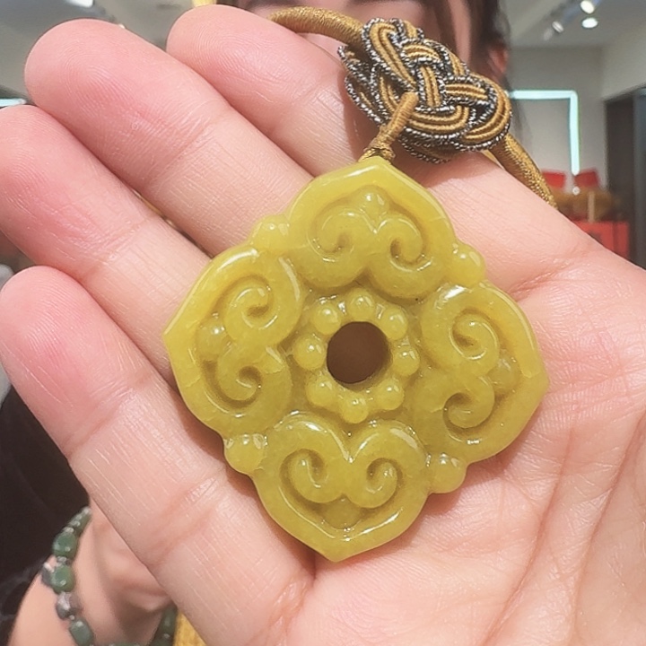 蛇纹石玉合金颈饰吊坠