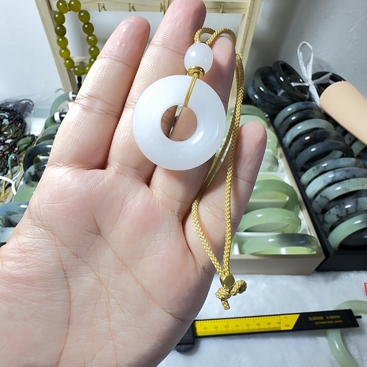 石英质玉未镶嵌颈饰