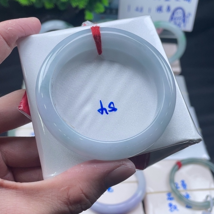 翡翠手镯未镶嵌胶润淡春彩54正