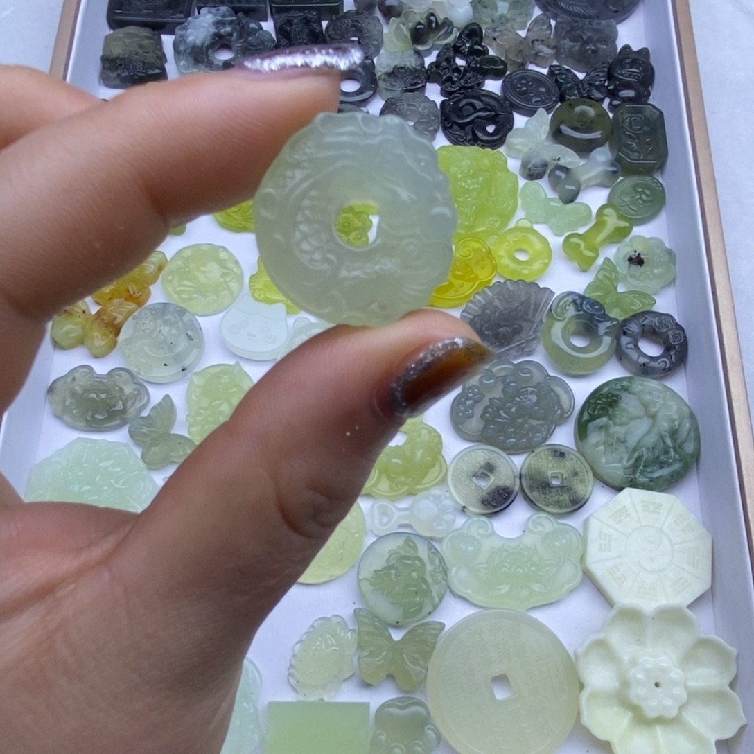 蛇纹石玉未镶嵌颈饰