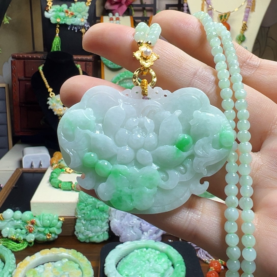 翡翠未镶嵌毛衣链冰绿如意锁