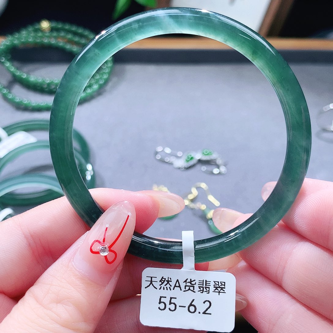 翡翠未镶嵌手镯（圆镯）