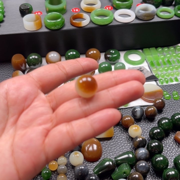 颈饰未镶嵌和田玉（糖玉）李*