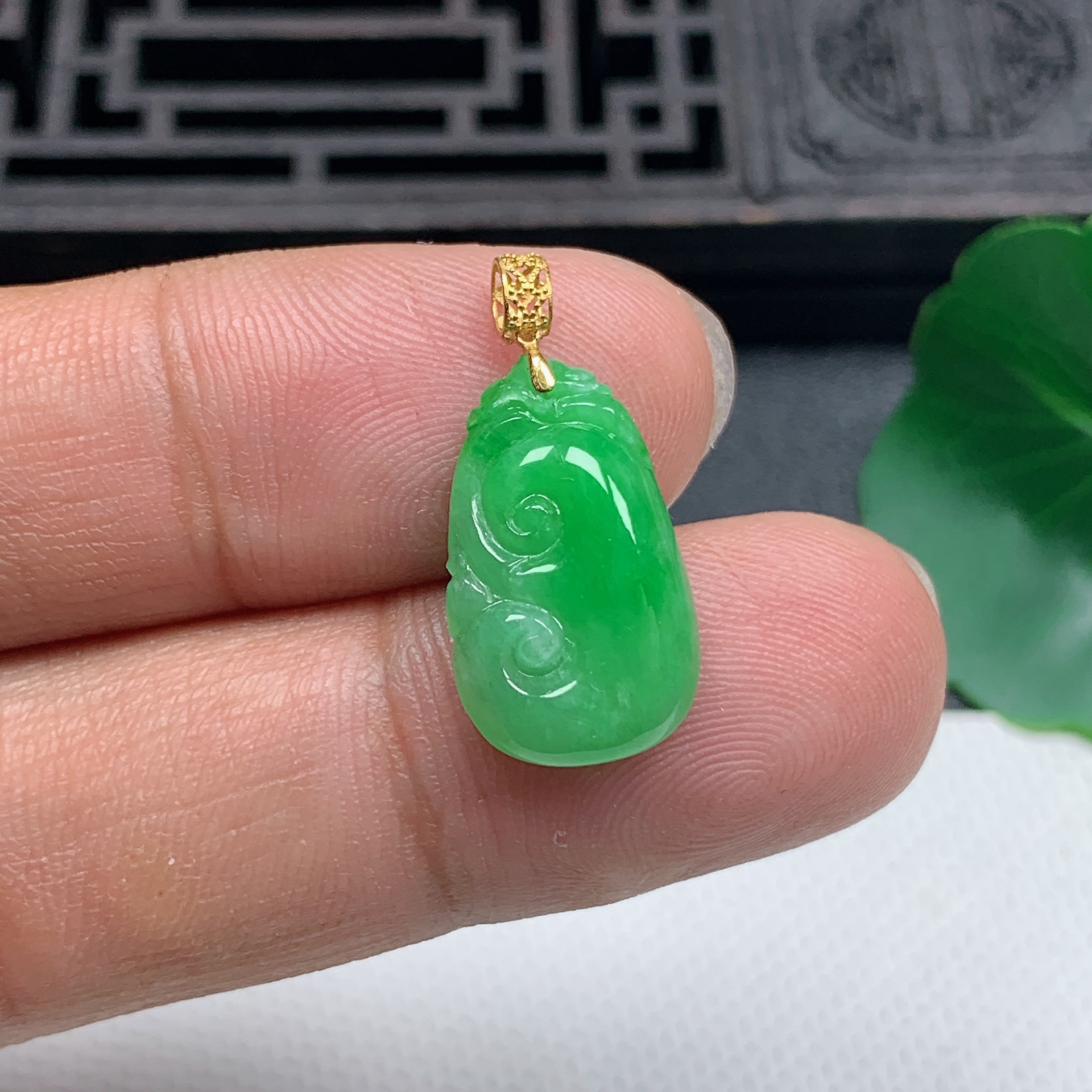 缅甸天然翡翠A货18K金扣飘阳绿如意小吊坠尺寸18.8*11.5*4.6mm