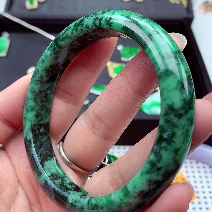 翡翠手镯未镶嵌翡翠