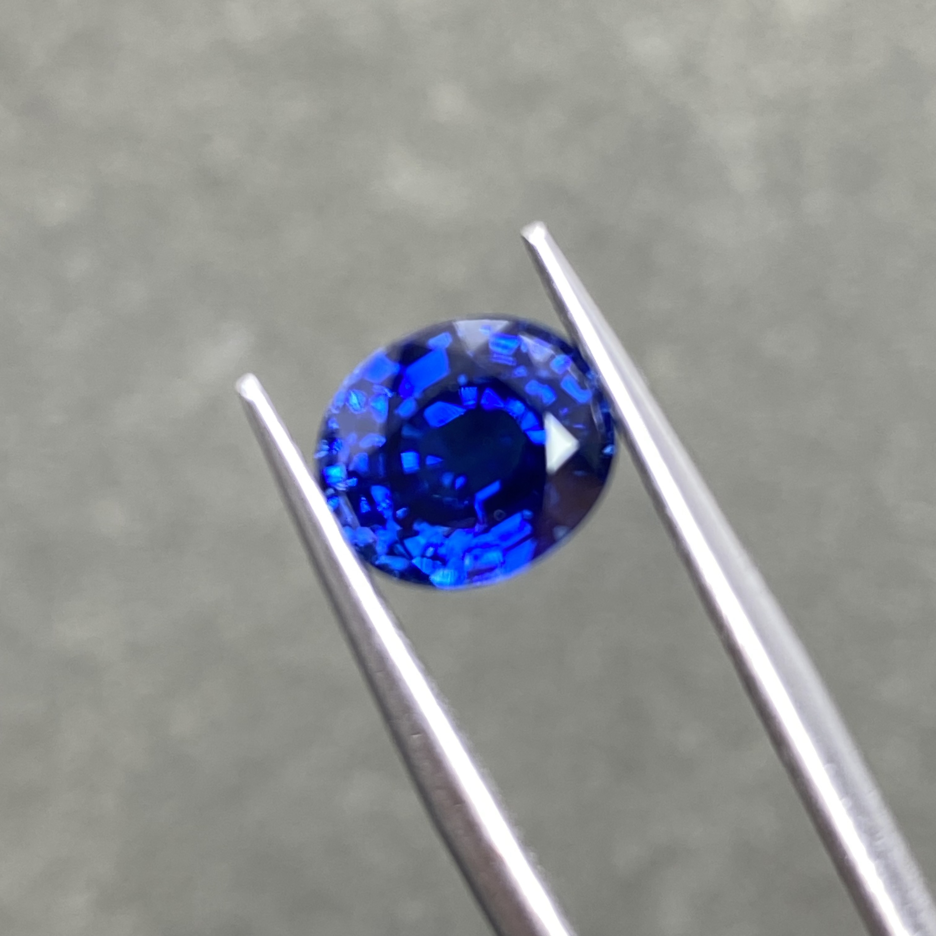 天然色标皇家蓝蓝宝石2.5ct吉尔德证全净无瑕火彩好大台面切工好