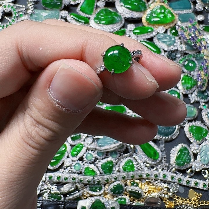 翡翠颈饰未镶嵌天然A货翡翠放漏