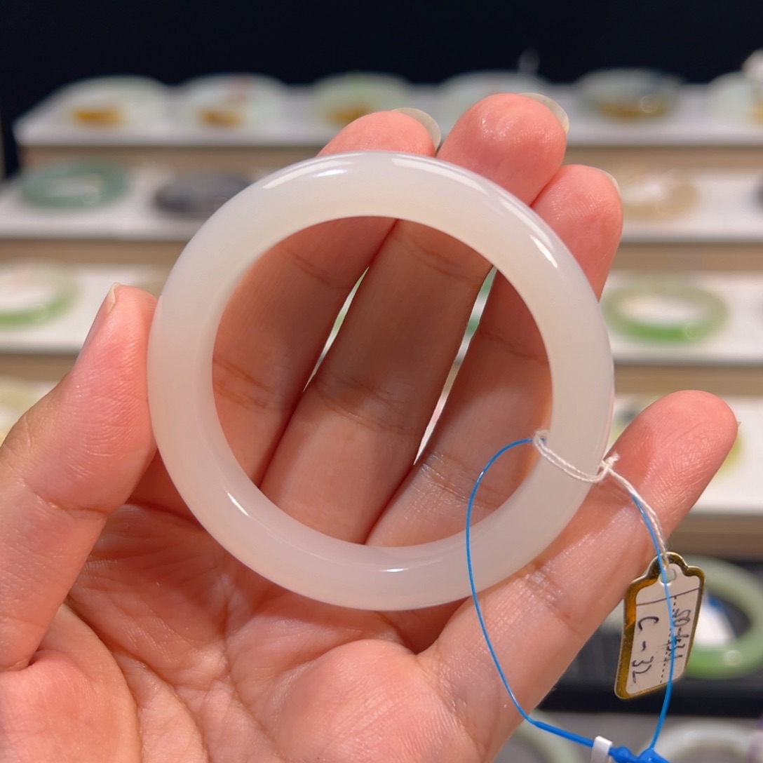 和田玉手镯未镶嵌惜**?