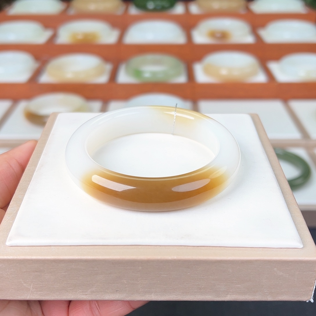 和田玉手镯未镶嵌糖白