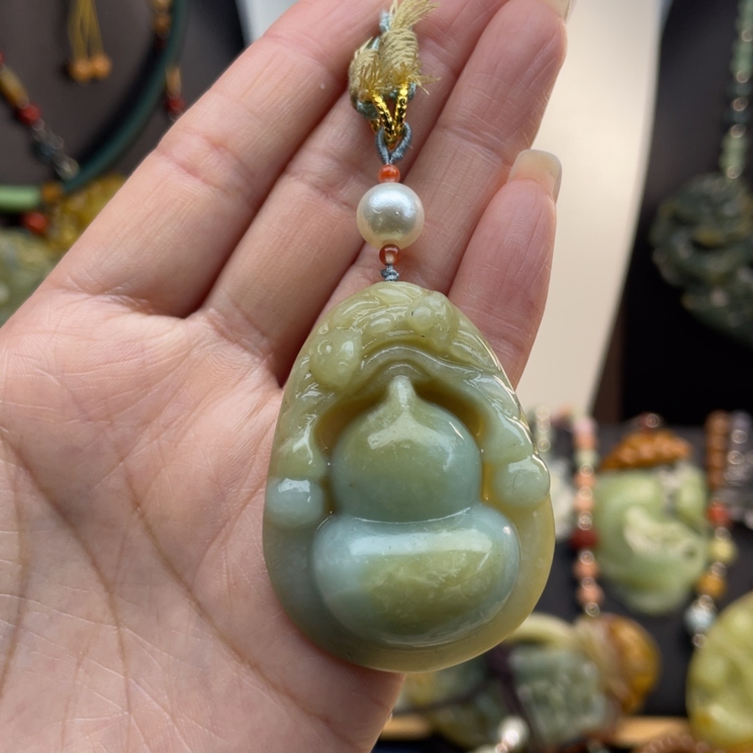 蛇纹石玉未镶嵌颈饰