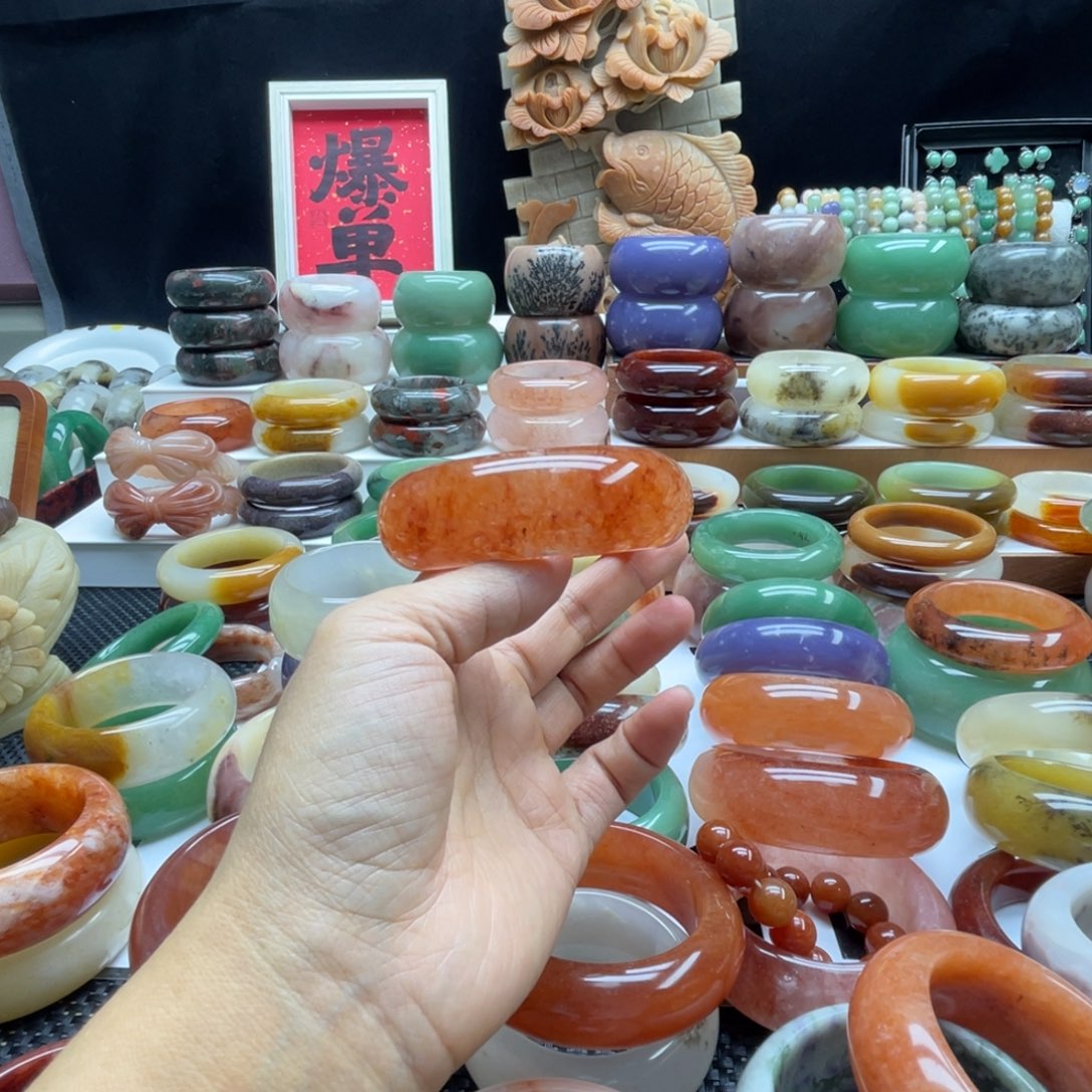 四***妹石英岩玉未镶嵌手镯