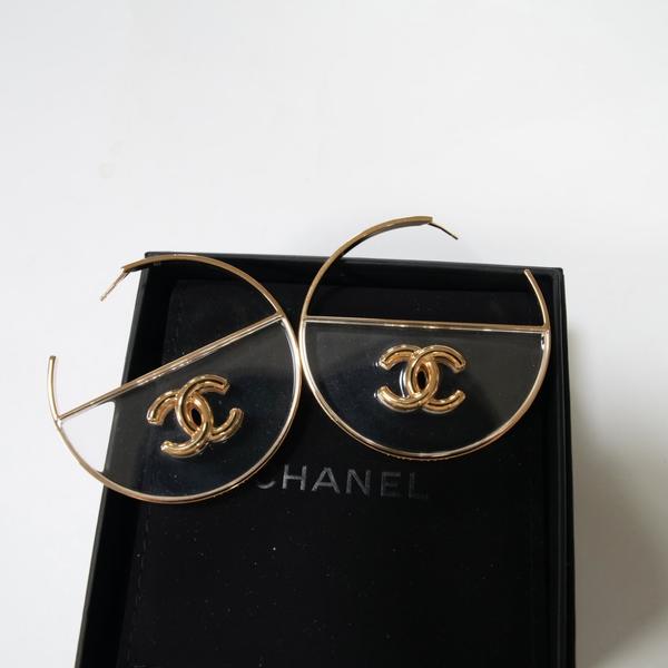 Chanel 透明亚克力半圈耳钉