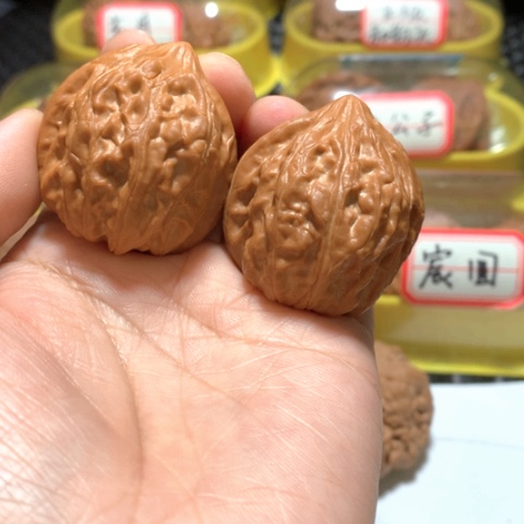文玩核桃吊坠鸡头油蜡皮
