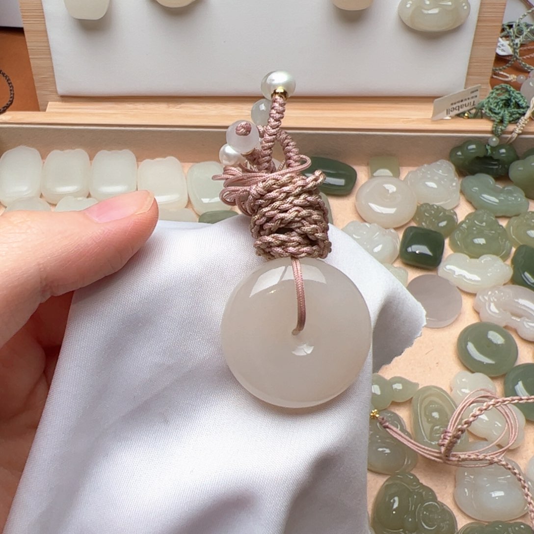 潘***潘和田玉未镶嵌颈饰