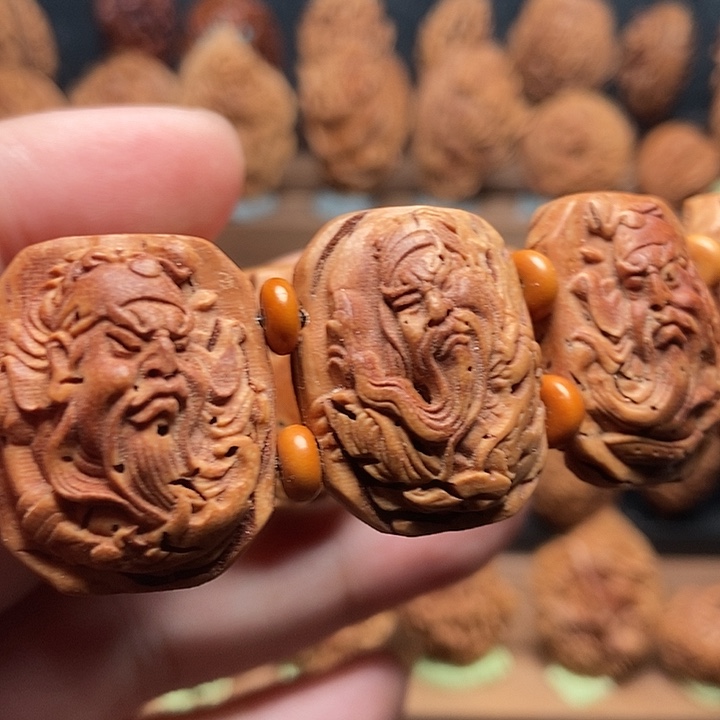 桃核浮雕关公手牌