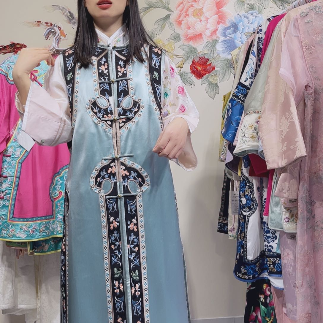 圆领如意芽头中开醋酸缎马甲绿色