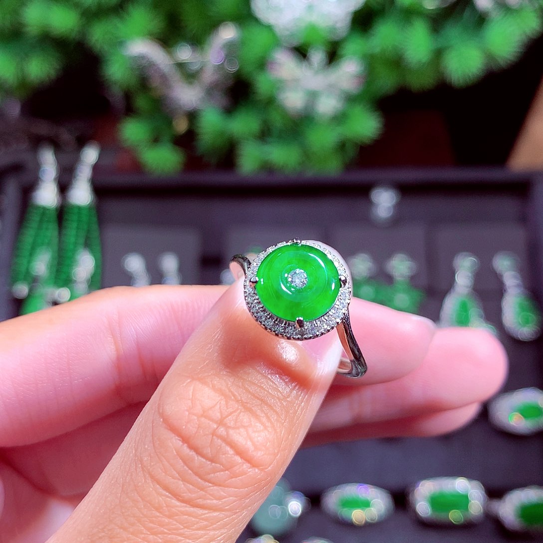 颈饰未镶嵌翡翠天然