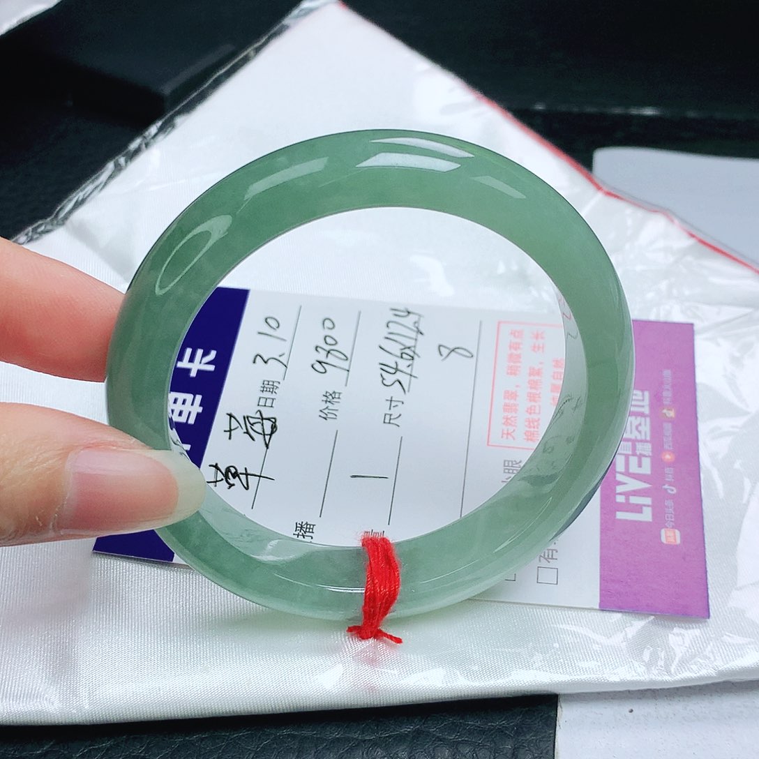 翡翠手镯未镶嵌?*莓正