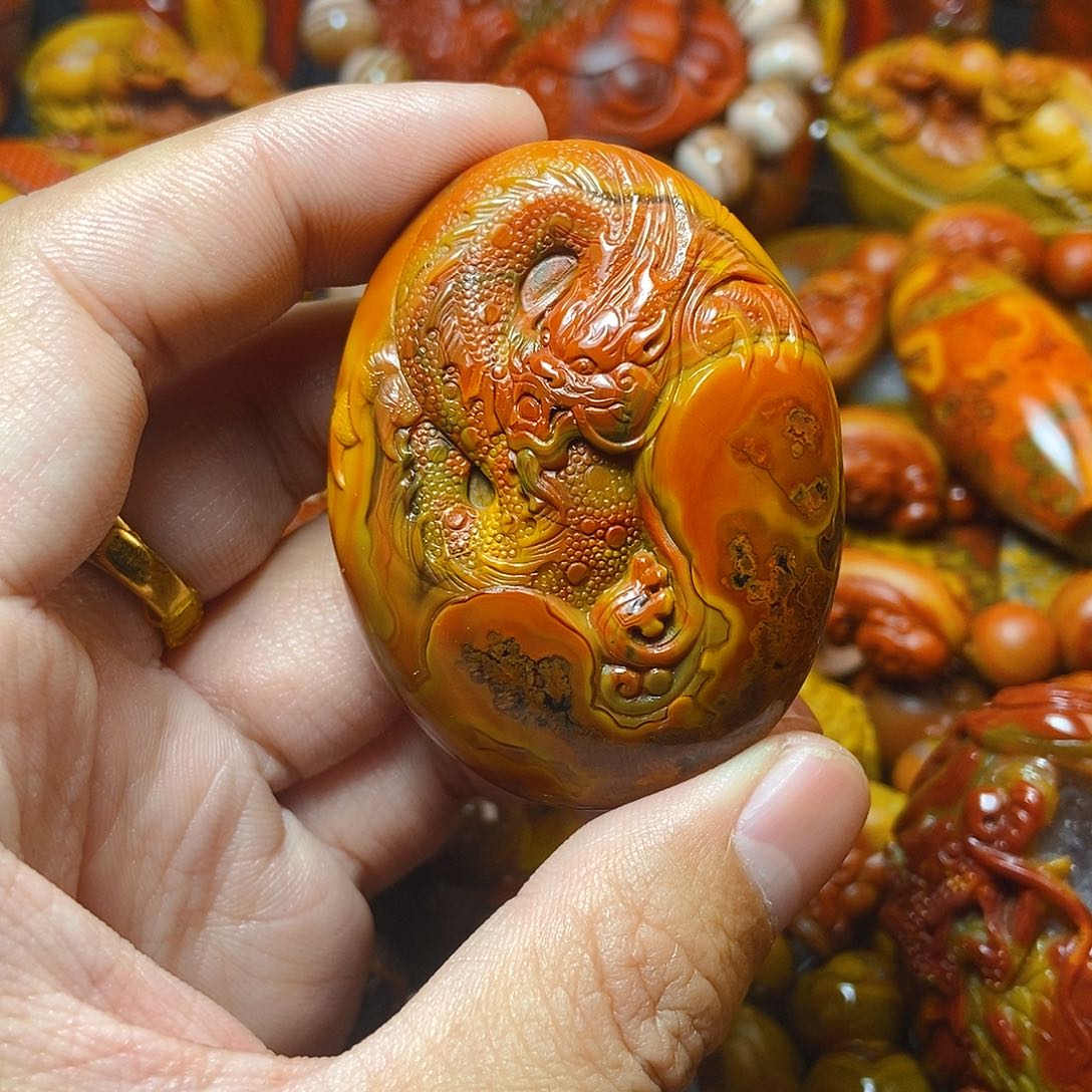 未镶嵌其他玛瑙/玉髓義**下