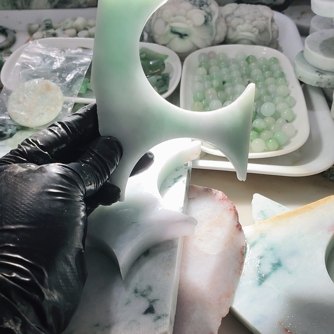 翡翠未镶嵌颈饰边角料