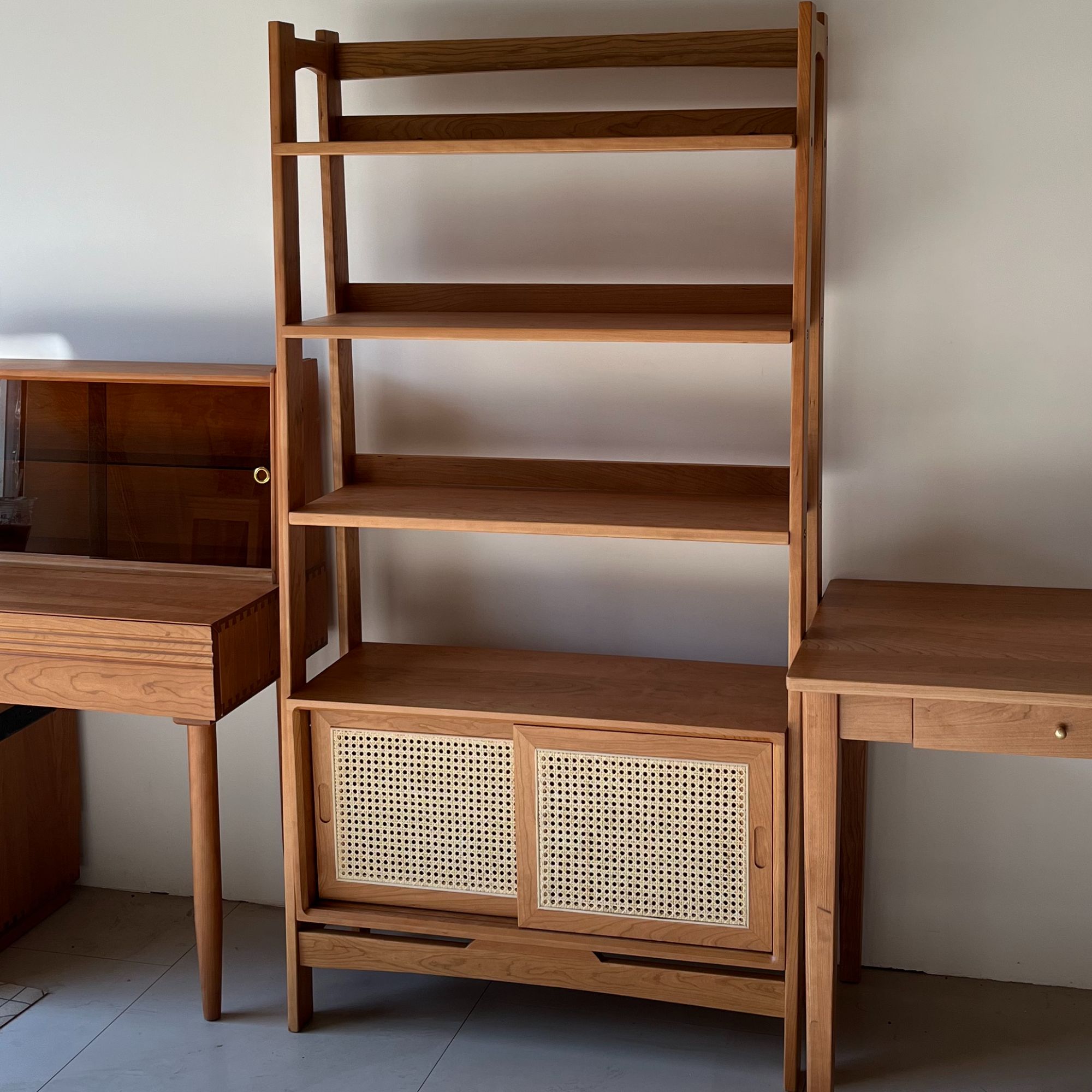 欣东俪实用居家好物实木书架一体北欧风格家用卧室樱桃木置物架