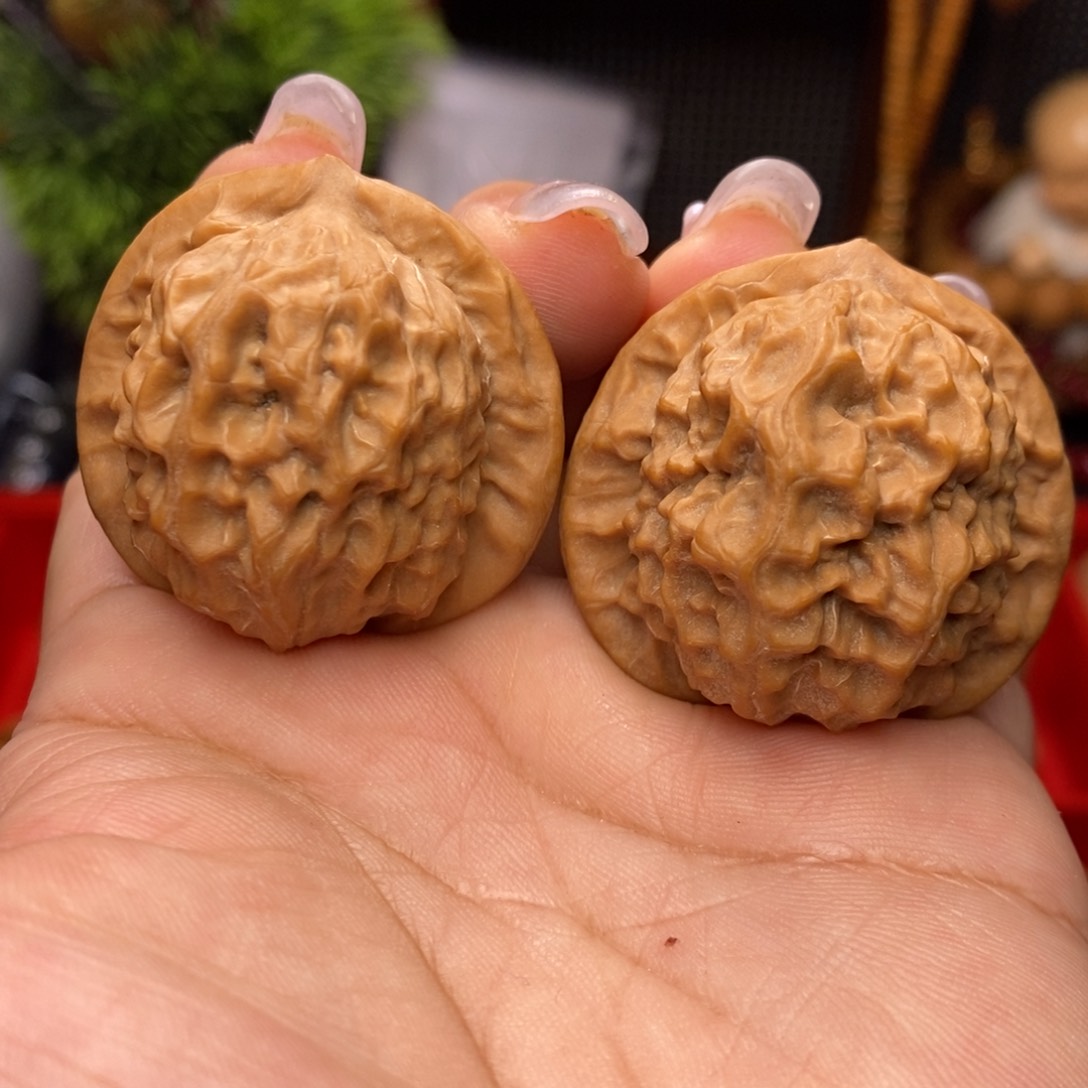 文玩核桃吊坠瓷娃娃。全品。 边38。丹