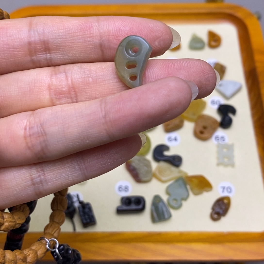 用***山蛇纹石玉未镶嵌配饰