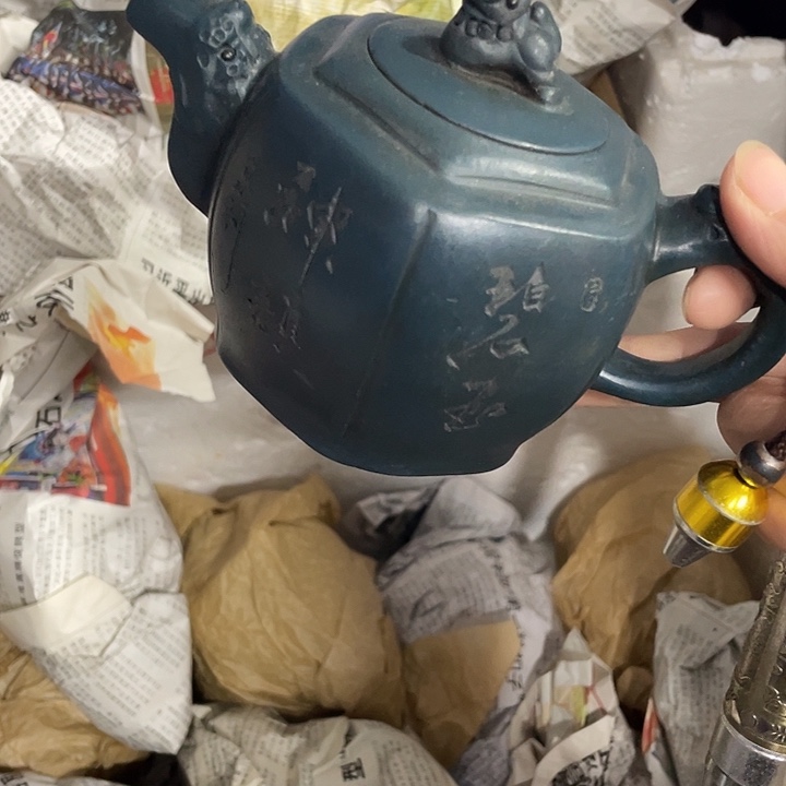 茶壶紫砂矿泥料手工制作的一把紫砂壶。