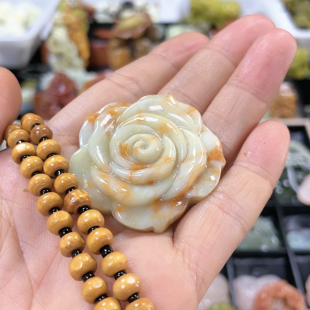 蛇纹石玉颈饰未镶嵌