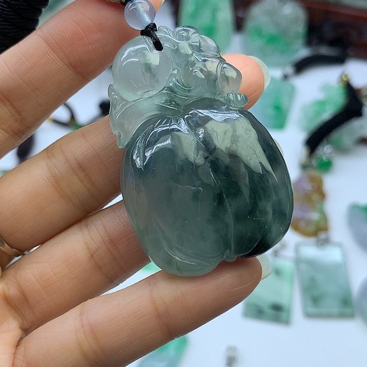 翡翠未镶嵌吊坠(赠链)